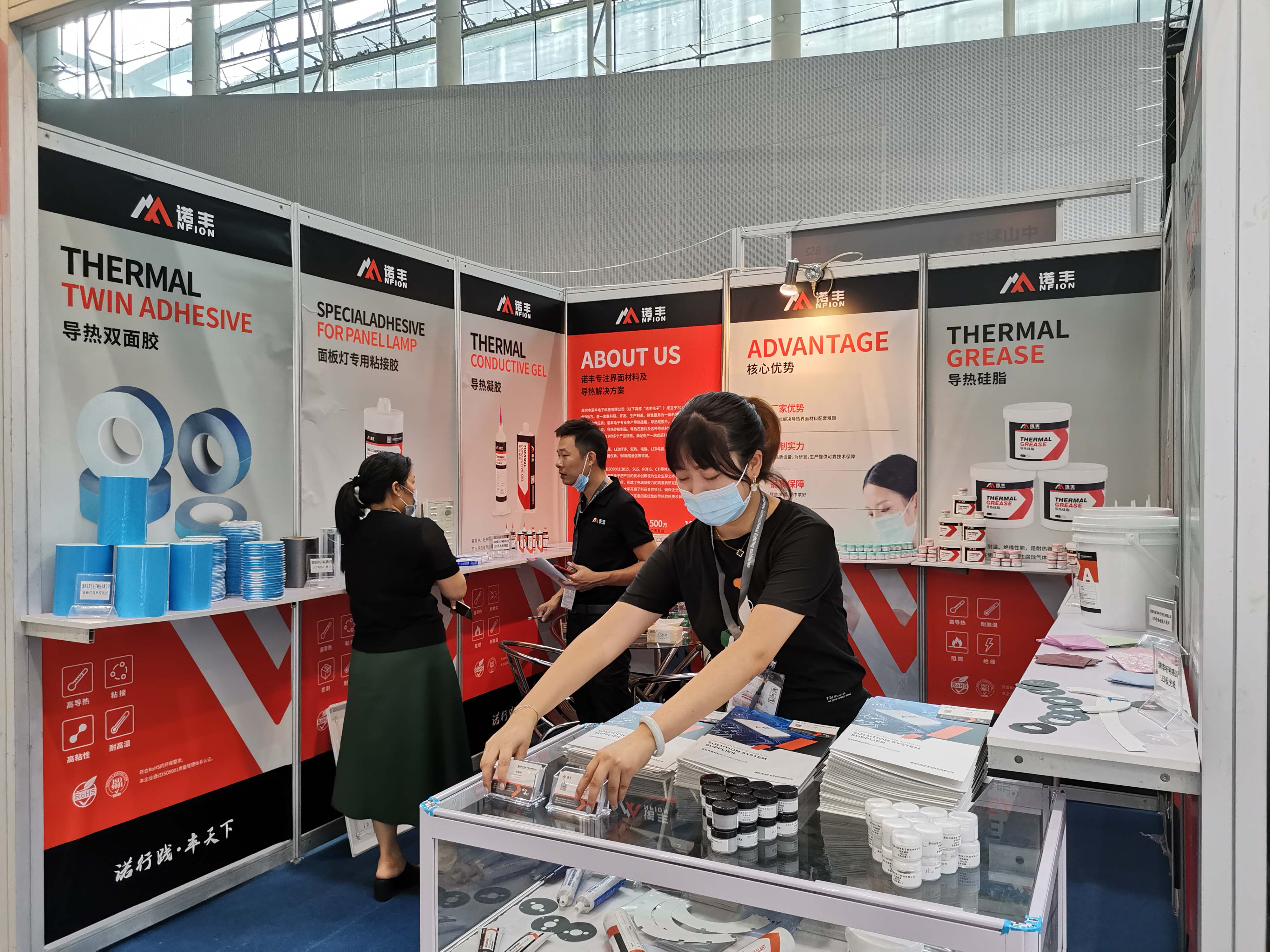 光亚展期间，J9官网工作人员为客户解答技术问题