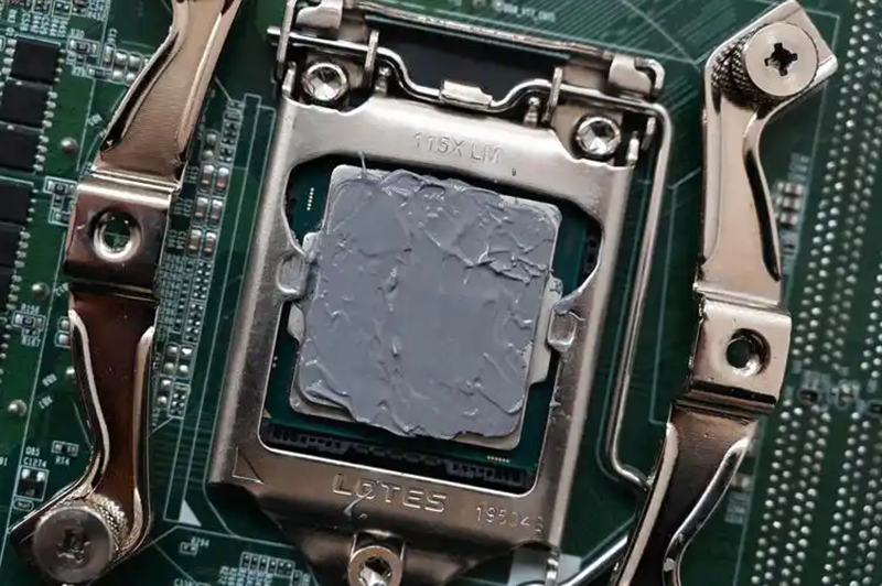  导热硅脂涂抹方法：刮涂法